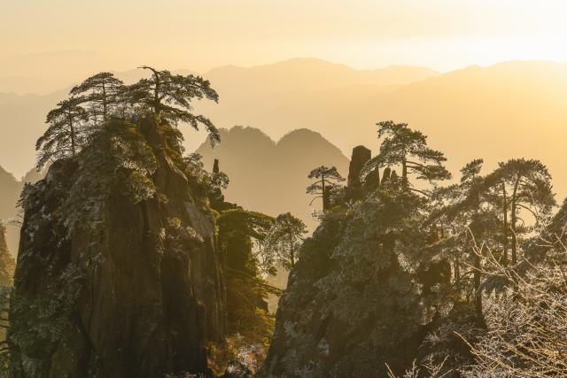 (251214) -- HUANGSHAN, Dec. 14, 2025 (Xinhua) -- This photo taken on Dec. 14, 2025 shows the Huangshan Mountain scenic area at sunrise after snow, in east China's Anhui Province. (Photo by Shi Yalei/Xinhua)