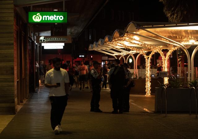 (251214) -- SYDNEY, Dec. 14, 2025 (Xinhua) -- Police officers are seen near the shooting site at Bondi Beach in Sydney, Australia, on Dec. 14, 2025. At least 12 people have died after a shooting at Sydney's Bondi Beach on Sunday night, said New South Wales Premier Chris Minns.
   One of the offenders was among the dead and another one is in custody, the Australian Broadcasting Corporation (ABC) cited Minns as saying. (Xinhua/Ma Ping)