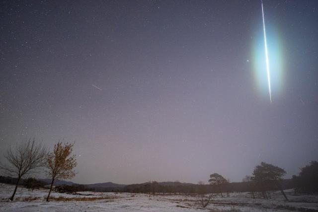(251214) -- HARBIN, Dec. 14, 2025 (Xinhua) -- This photo taken on Dec. 14, 2025 shows the Geminid meteor shower in the sky over Yabuli Town of Shangzhi City, northeast China's Heilongjiang Province. The Geminid meteor shower, one of the most spectacular meteor showers of the year, reached its peak on Sunday. (Photo by Liu Dapeng/Xinhua)