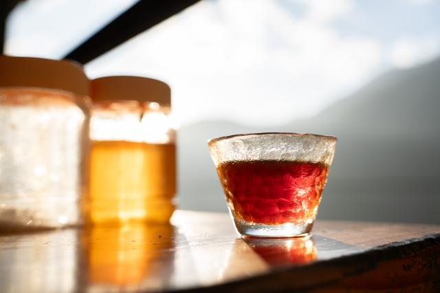 (251214) -- KUNMING, Dec. 14, 2025 (Xinhua) -- This photo taken on Nov. 16, 2025 shows the coffee made by Li Jinhe at his cafe in Mangkuan Township of Baoshan City, southwest China's Yunnan Province.
  Mandabatmaz, a Turkish cafe, is located in a small alley beside Istiklal Avenue in Istanbul.
  The owner, Can Ozmen, took over this small coffee shop with a history of nearly sixty years from his parents. To carry on the tradition, he still insists on brewing coffee with copper pots. Ozmen introduced that Turkish coffee should be consumed with coffee grounds, which makes Turkish coffee unique. "Unlike other coffees, which are filtered, Turkish coffee is enjoyed in its entirety," Ozmen explained.
  Turkish coffee has a long history and was inscribed on UNESCO's Representative List of the Intangible Cultural Heritage of Humanity in 2013.
  While in China, a riverside cafe in Yunnan also wins fame among coffee lovers.
  Li Jinhe, 53, has operated his cafe in Mangkuan under Baoshan City in Gaoligong Mountains for 14 years.
  His "flame-brewed coffee", which made by a blowtorch to heat beneath siphon pots, has taken the Internet by storm for its originality, turning his cafe into a viral sensation.
  Tourists said that the coffee shop by the Nujiang River has broken the stereotype of urban coffee, and coffee should be a daily drink integrated into life.
  "I grew up here, and love Gaoligong Mountains," said Li. The Gaoligong Mountains, where fertile soil, ideal temperatures and abundant sunlight situate it within the global coffee-growing belt, boast small-bean coffee. "It is my unwavering commitment to promote local small-bean coffee," added Li.
  Although made by different ways, both Turkish and Chinese coffee tell the story of people's pursuit of life with warmth and aroma. (Xinhua/Gao Yongwei)