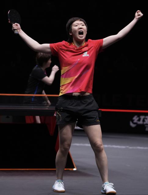 (251214) -- HONG KONG, Dec. 14, 2025 (Xinhua) -- Wang Manyu celebrates after the women's singles final between Wang Manyu of China and Kuai Man of China at the WTT Finals Hong Kong 2025 in Hong Kong, south China, Dec. 14, 2025. (Xinhua/Lui Siu Wai)