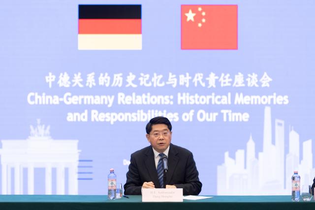 (251214) -- BERLIN, Dec. 14, 2025 (Xinhua) -- Chinese ambassador to Germany Deng Hongbo speaks at a symposium on China-Germany relations in Berlin, Germany, Dec. 12, 2025. Deng has called on China and Germany to deepen mutual trust and jointly write a new chapter of friendship.
  The symposium was held here on Friday by the Chinese Embassy in Germany.
  TO GO WITH "Chinese envoy calls on China, Germany to write new chapter of friendship " (Xinhua/Zhang Haofu)