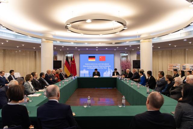 (251214) -- BERLIN, Dec. 14, 2025 (Xinhua) -- This photo taken on Dec. 12, 2025 shows a symposium on China-Germany relations in Berlin, Germany. Chinese ambassador to Germany Deng Hongbo has called on China and Germany to deepen mutual trust and jointly write a new chapter of friendship.
  The symposium was held here on Friday by the Chinese Embassy in Germany.
  TO GO WITH "Chinese envoy calls on China, Germany to write new chapter of friendship " (Xinhua/Zhang Haofu)