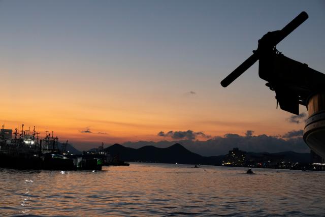 (251214) -- TONGYEONG, Dec. 14, 2025 (Xinhua) -- A port is seen before the sunrise in Tongyeong, South Korea, on Dec. 14, 2025. (Photo by Jun Hyosang/Xinhua)