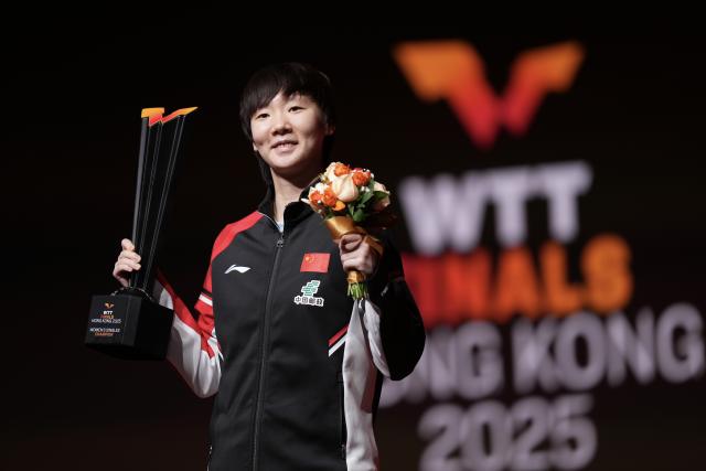 (251214) -- HONG KONG, Dec. 14, 2025 (Xinhua) -- Wang Manyu of China poses during the awarding ceremony at the WTT Finals Hong Kong 2025 in Hong Kong, south China, Dec. 14, 2025. (Xinhua/Lui Siu Wai)