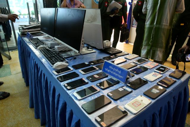 (251214) -- YANGON, Dec. 14, 2025 (Xinhua) -- This photo taken on Dec. 14, 2025 shows a display of seized mobile phones, computers and equipment during a press conference on the elimination of telecom fraud and online gambling in Yangon, Myanmar. TO GO WITH "Myanmar reiterates on telecom fraud, online gambling eradication" (Xinhua/Myo Kyaw Soe)