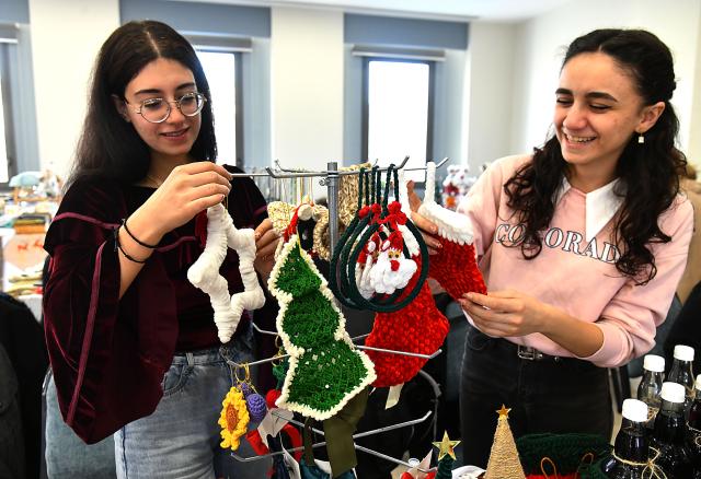 (251214) -- DAMASCUS, Dec. 14, 2025 (Xinhua) -- Syrians visit a Christmas market in Damascus, Syria, Dec. 14, 2025. (Photo by Ammar Safarjalani/Xinhua)