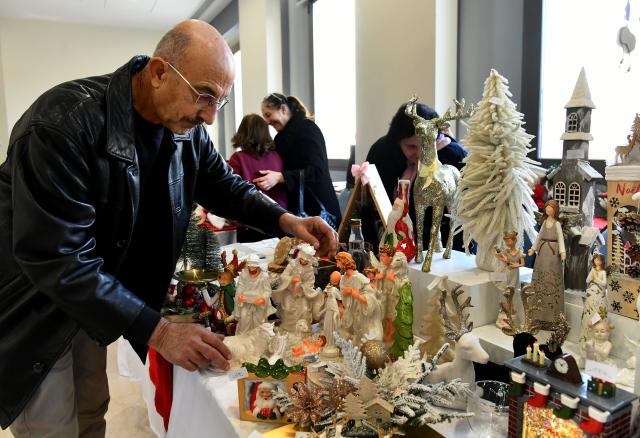 (251214) -- DAMASCUS, Dec. 14, 2025 (Xinhua) -- Syrians visit a Christmas market in Damascus, Syria, Dec. 14, 2025. (Photo by Ammar Safarjalani/Xinhua)