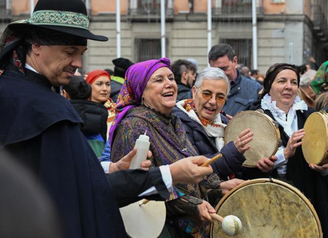 (251215) -- MADRID, Dec. 15, 2025 (Xinhua) -- Members of a folk group perform during a music parade in Madrid, Spain, Dec. 14, 2025. Traditional folk groups and various performance troupes from the Community of Madrid and surrounding provinces marched through the streets on Sunday, playing music and singing together to create a festive atmosphere. (Xinhua/Cheng Min)