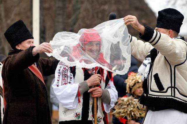 (251215) -- BUCHAREST, Dec. 15, 2025 (Xinhua) -- Members of a traditional dance group perform during the "White Flowers" festival of traditions and customs at the Village Museum in Bucharest, Romania, on Dec. 14, 2025. (Photo by Cristian Cristel/Xinhua)