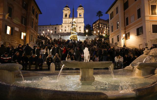 (251215) -- ROME, Dec. 15, 2025 (Xinhua) -- People visit Piazza di Spagna in Rome, Italy, Dec. 14, 2025. (Xinhua/Li Jing)