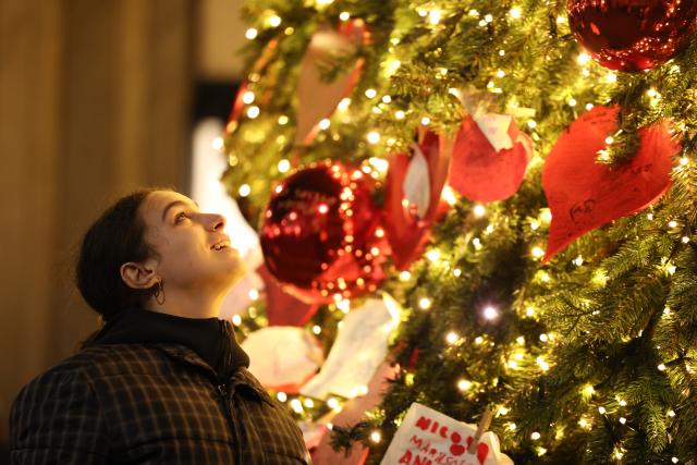 (251215) -- ROME, Dec. 15, 2025 (Xinhua) -- A woman looks at Christmas lights near Via del Corso in Rome, Italy, Dec. 14, 2025. (Xinhua/Li Jing)