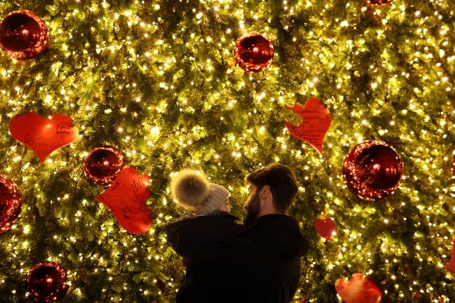 (251215) -- ROME, Dec. 15, 2025 (Xinhua) -- People have fun among Christmas lights near Via del Corso in Rome, Italy, Dec. 14, 2025. (Xinhua/Li Jing)
