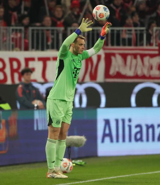 (251215) -- MUNICH, Dec. 15, 2025 (Xinhua) -- Manuel Neuer, goalkeeper of Bayern Munich, passes the ball during the German first division Bundesliga football match between FC Bayern Munich and FSV Mainz 05 in Munich, Germany, Dec. 14, 2025. (Photo by Philippe Ruiz/Xinhua)