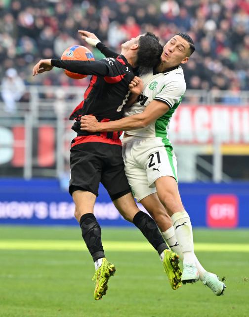 (251215) -- MILAN, Dec. 15, 2025 (Xinhua) -- AC Milan's Christian Pulisic (L) vies with Sassuolo's Jay Idzes during a Serie A football match between AC Milan and Sassuolo in Milan, Italy, Dec. 14, 2025. (Photo by Alberto Lingria/Xinhua)