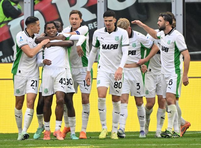 (251215) -- MILAN, Dec. 15, 2025 (Xinhua) -- Sassuolo's Armand Lauriente (2nd L) celebrates his goal with his teammates during a Serie A football match between AC Milan and Sassuolo in Milan, Italy, Dec. 14, 2025. (Photo by Alberto Lingria/Xinhua)
