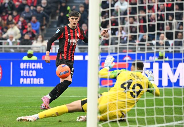 (251215) -- MILAN, Dec. 15, 2025 (Xinhua) -- AC Milan's Davide Bartesaghi (L) scores during a Serie A football match between AC Milan and Sassuolo in Milan, Italy, Dec. 14, 2025. (Photo by Alberto Lingria/Xinhua)