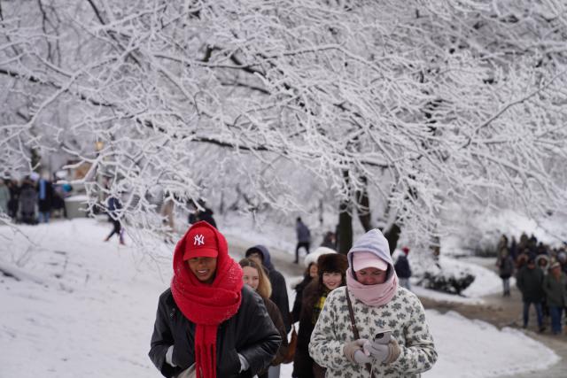 (251215) -- NEW YORK, Dec. 15, 2025 (Xinhua) -- People visit the Central Park during a snow in New York, the United States, on Dec. 14, 2025. (Xinhua/Zhang Fengguo)