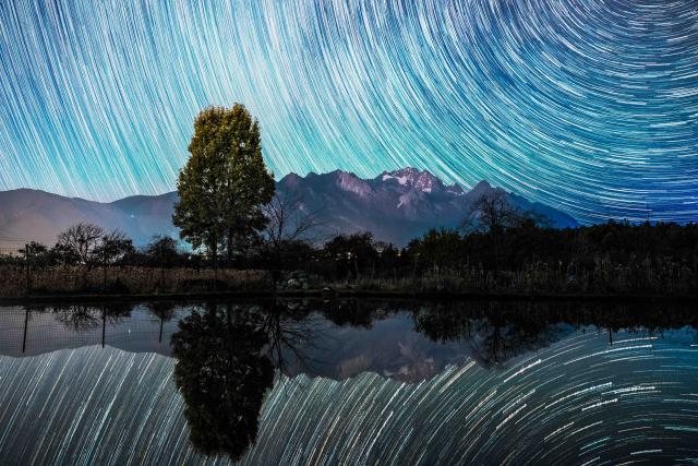 (251215) -- BEIJING, Dec. 15, 2025 (Xinhua) -- This stack composite photo taken on Dec. 13, 2025 shows the starry sky over Baisha Town of Lijiang City, southwest China's Yunnan Province.
  The Geminid meteor shower, one of the most spectacular meteor showers of the year, reached its peak on Dec. 14. (Xinhua/Hu Chao)