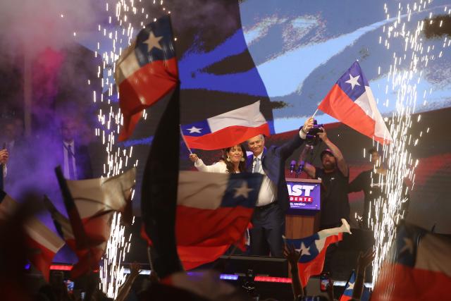 (251215) -- SANTIAGO, Dec. 15, 2025 (Xinhua) -- Jose Antonio Kast (R, front), candidate of Chilean far-right Republican Party, gestures to supporters with his wife (L, front) after winning the second round of the presidential election, in Santiago, Chile, Dec. 14, 2025.
  Jose Antonio Kast won the Chilean presidential runoff election, becoming the country's new president, said the electoral authorities on Sunday. (Xinhua)