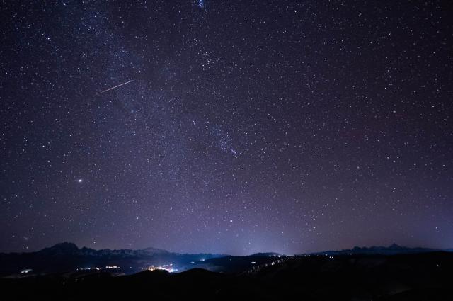 (251215) -- KANGDING, Dec. 15, 2025 (Xinhua) -- This photo taken on Dec. 15, 2025 shows the Geminid meteor shower in the sky over Balangshengdu Village, Kangding City of southwest China's Sichuan Province.
  The Geminid meteor shower, one of the most spectacular meteor showers of the year, reached its peak on Dec. 14. (Xinhua/Jiang Hongjing)