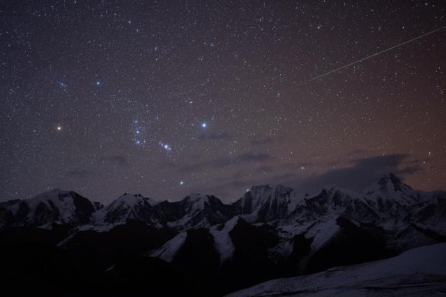 (251215) -- KANGDING, Dec. 15, 2025 (Xinhua) -- This photo taken on Dec. 12, 2025 shows the Geminid meteor shower in the sky over Gongga Mountain, or Minya Konka, at Tinong Village, Kangding City of southwest China's Sichuan Province.
  The Geminid meteor shower, one of the most spectacular meteor showers of the year, reached its peak on Dec. 14. (Xinhua/Jiang Hongjing)