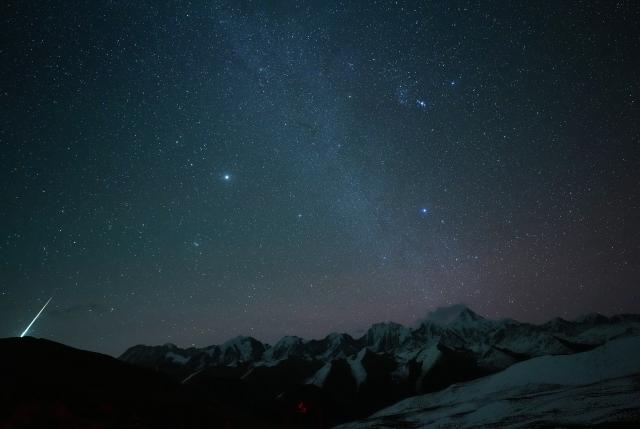 (251215) -- KANGDING, Dec. 15, 2025 (Xinhua) -- This photo taken on Dec. 12, 2025 shows the Geminid meteor shower in the sky over Tinong Village, Kangding City of southwest China's Sichuan Province.
  The Geminid meteor shower, one of the most spectacular meteor showers of the year, reached its peak on Dec. 14. (Xinhua/Jiang Hongjing)
