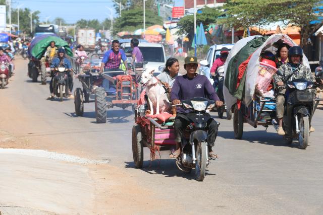 (251215) -- SIEM REAP, Dec. 15, 2025 (Xinhua) -- Civilians flee Srei Snam district in Cambodia's Siem Reap province on Dec. 15, 2025. Thai military forces' attack on Cambodia in the 4th Military Region has entered further deep into Cambodian sovereign territory, said the Cambodian Ministry of Defense on Monday.
   The Thai military forces have expanded their airstrikes to a location in northwest Cambodia's Siem Reap province, the ministry said in a press release, adding that the Thai military used an F-16 fighter jet to drop two bombs near a displaced civilian camp in the province at 10:00 a.m. on Monday local time.
   The fresh border conflict with Thailand has left 12 Cambodian civilians dead and 74 others injured as of 6 p.m. local time on Sunday, Cambodia's Interior Ministry Spokesperson Touch Sokhak said at a press briefing on Monday. (Agence Kampuchea Presse via Xinhua)