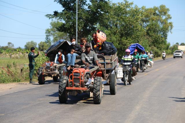 (251215) -- SIEM REAP, Dec. 15, 2025 (Xinhua) -- Civilians flee Srei Snam district in Cambodia's Siem Reap province on Dec. 15, 2025. Thai military forces' attack on Cambodia in the 4th Military Region has entered further deep into Cambodian sovereign territory, said the Cambodian Ministry of Defense on Monday.
   The Thai military forces have expanded their airstrikes to a location in northwest Cambodia's Siem Reap province, the ministry said in a press release, adding that the Thai military used an F-16 fighter jet to drop two bombs near a displaced civilian camp in the province at 10:00 a.m. on Monday local time.
   The fresh border conflict with Thailand has left 12 Cambodian civilians dead and 74 others injured as of 6 p.m. local time on Sunday, Cambodia's Interior Ministry Spokesperson Touch Sokhak said at a press briefing on Monday. (Agence Kampuchea Presse via Xinhua)