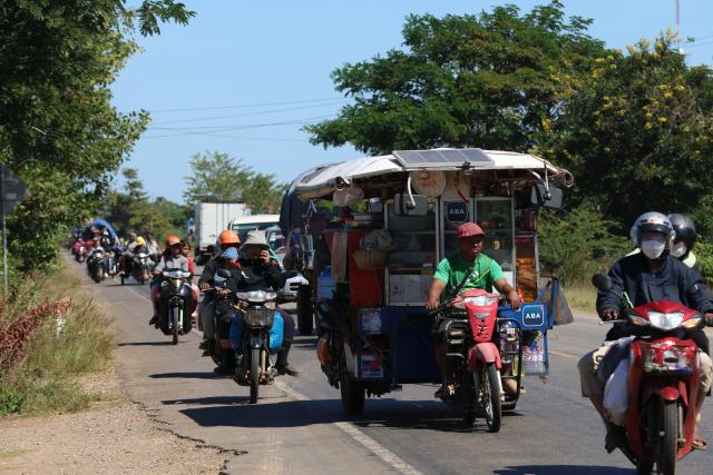 (251215) -- SIEM REAP, Dec. 15, 2025 (Xinhua) -- Civilians flee Srei Snam district in Cambodia's Siem Reap province on Dec. 15, 2025. Thai military forces' attack on Cambodia in the 4th Military Region has entered further deep into Cambodian sovereign territory, said the Cambodian Ministry of Defense on Monday.
   The Thai military forces have expanded their airstrikes to a location in northwest Cambodia's Siem Reap province, the ministry said in a press release, adding that the Thai military used an F-16 fighter jet to drop two bombs near a displaced civilian camp in the province at 10:00 a.m. on Monday local time.
   The fresh border conflict with Thailand has left 12 Cambodian civilians dead and 74 others injured as of 6 p.m. local time on Sunday, Cambodia's Interior Ministry Spokesperson Touch Sokhak said at a press briefing on Monday. (Agence Kampuchea Presse via Xinhua)
