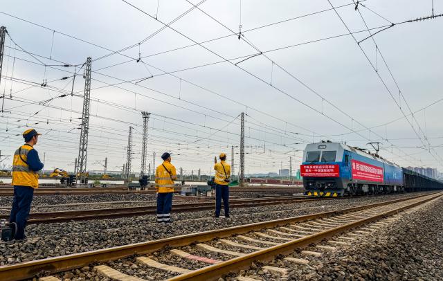 (251215) -- CHONGQING, Dec. 15, 2025 (Xinhua) -- Staff members prepare for the departure of a cargo train of the Chongqing-Central Asia International Railway Express under China-Singapore Multi-modal Demonstration Project at the Yuzui Station in southwest China's Chongqing, Dec. 13, 2025.
  Two freight trains under China-Singapore Multi-modal Demonstration Project departed here on Monday, heading to Singapore via Chongqing-Southeast Asia Railway Express and Kazakhstan through Chongqing-Central Asia International Railway Express, respectively.
  The logistics routes connect China-Europe Railway Express and the New International Land-Sea Trade Corridor, creating a trade channel among western China, ASEAN and the Eurasian continent. (Photo by Cao Li/Xinhua)