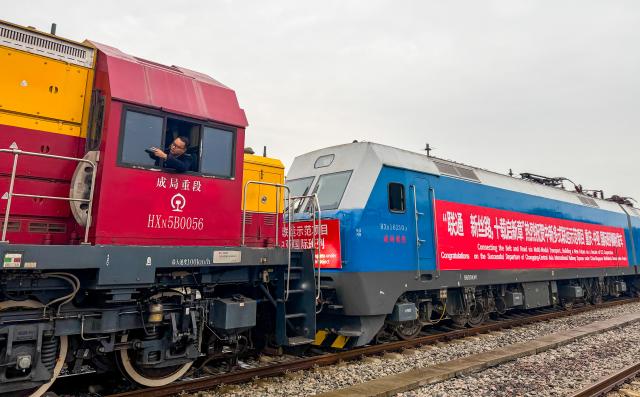 (251215) -- CHONGQING, Dec. 15, 2025 (Xinhua) -- A railway staff member prepares for the departure of a cargo train of the Chongqing-Central Asia International Railway Express under China-Singapore Multi-modal Demonstration Project at the Yuzui Station in southwest China's Chongqing, Dec. 13, 2025.
  Two freight trains under China-Singapore Multi-modal Demonstration Project departed here on Monday, heading to Singapore via Chongqing-Southeast Asia Railway Express and Kazakhstan through Chongqing-Central Asia International Railway Express, respectively.
  The logistics routes connect China-Europe Railway Express and the New International Land-Sea Trade Corridor, creating a trade channel among western China, ASEAN and the Eurasian continent. (Photo by Cao Li/Xinhua)