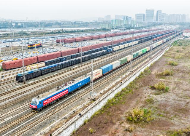 (251215) -- CHONGQING, Dec. 15, 2025 (Xinhua) -- An aerial drone photo shows a cargo train of the Chongqing-Central Asia International Railway Express under China-Singapore Multi-modal Demonstration Project before departure at the Yuzui Station in southwest China's Chongqing, Dec. 15, 2025.
  Two freight trains under China-Singapore Multi-modal Demonstration Project departed here on Monday, heading to Singapore via Chongqing-Southeast Asia Railway Express and Kazakhstan through Chongqing-Central Asia International Railway Express, respectively.
  The logistics routes connect China-Europe Railway Express and the New International Land-Sea Trade Corridor, creating a trade channel among western China, ASEAN and the Eurasian continent. (Xinhua/Tang Yi)