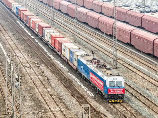 (251215) -- CHONGQING, Dec. 15, 2025 (Xinhua) -- A drone photo shows a cargo train of the Chongqing-Southeast Asia Railway Express under China-Singapore Multi-modal Demonstration Project is pictured before departure at the Yuzui Station in southwest China's Chongqing, Dec. 15, 2025.
  Two freight trains under China-Singapore Multi-modal Demonstration Project departed here on Monday, heading to Singapore via Chongqing-Southeast Asia Railway Express and Kazakhstan through Chongqing-Central Asia International Railway Express, respectively.
  The logistics routes connect China-Europe Railway Express and the New International Land-Sea Trade Corridor, creating a trade channel among western China, ASEAN and the Eurasian continent. (Xinhua/Tang Yi)