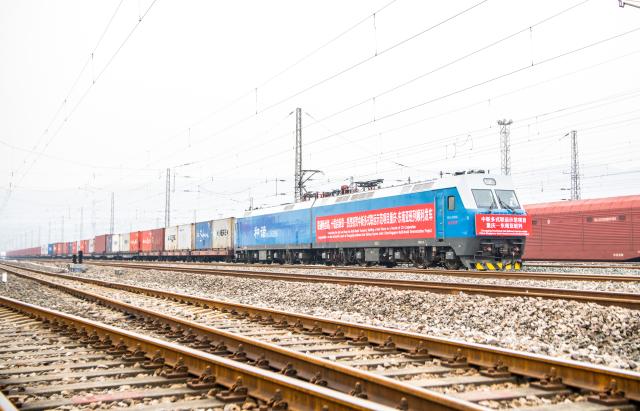 (251215) -- CHONGQING, Dec. 15, 2025 (Xinhua) -- A cargo train of the Chongqing-Southeast Asia Railway Express under China-Singapore Multi-modal Demonstration Project is pictured before departure at the Yuzui Station in southwest China's Chongqing, Dec. 15, 2025.
  Two freight trains under China-Singapore Multi-modal Demonstration Project departed here on Monday, heading to Singapore via Chongqing-Southeast Asia Railway Express and Kazakhstan through Chongqing-Central Asia International Railway Express, respectively.
  The logistics routes connect China-Europe Railway Express and the New International Land-Sea Trade Corridor, creating a trade channel among western China, ASEAN and the Eurasian continent. (Xinhua/Tang Yi)
