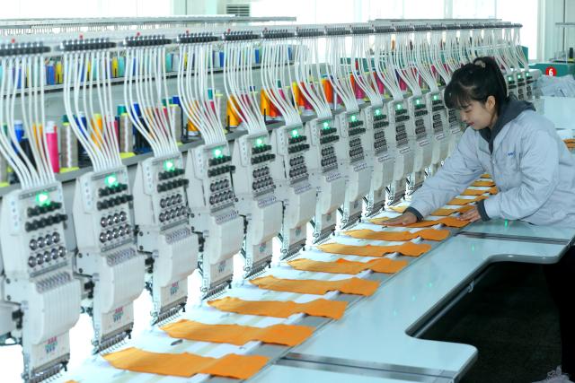 (251215) -- BEIJING, Dec. 15, 2025 (Xinhua) -- A worker makes embroidered clothing at a company in Qingdao, east China's Shandong Province, Dec. 15, 2025.
  China's economy has maintained steady momentum in November, creating favorable conditions to achieve the annual growth target, as revealed by the latest economic indicators on Monday.
  In November, the country's value-added industrial output expanded 4.8 percent year on year. In the first 11 months, the industrial output increased by 6 percent. (Photo by Liang Xiaopeng/Xinhua)