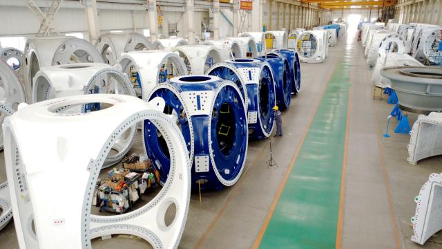 (251215) -- BEIJING, Dec. 15, 2025 (Xinhua) -- A drone photo taken on Dec. 15, 2025 shows a worker cleaning wind turbine hubs at a wind power equipment industrial park in Binzhou, east China's Shandong Province.
  China's economy has maintained steady momentum in November, creating favorable conditions to achieve the annual growth target, as revealed by the latest economic indicators on Monday.
  In November, the country's value-added industrial output expanded 4.8 percent year on year. In the first 11 months, the industrial output increased by 6 percent. (Photo by Wang Jun/Xinhua)