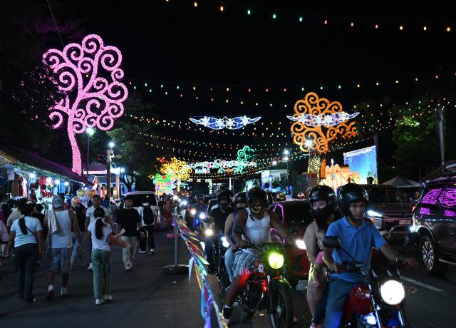 (251215) -- MANAGUA, Dec. 15, 2025 (Xinhua) -- This photo shows festival lights in a street in Managua, Nicaragua, Dec. 14, 2025. (Xinhua/Wu Wei)