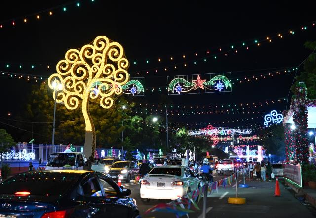 (251215) -- MANAGUA, Dec. 15, 2025 (Xinhua) -- This photo shows festival lights in a street in Managua, Nicaragua, Dec. 14, 2025. (Xinhua/Wu Wei)