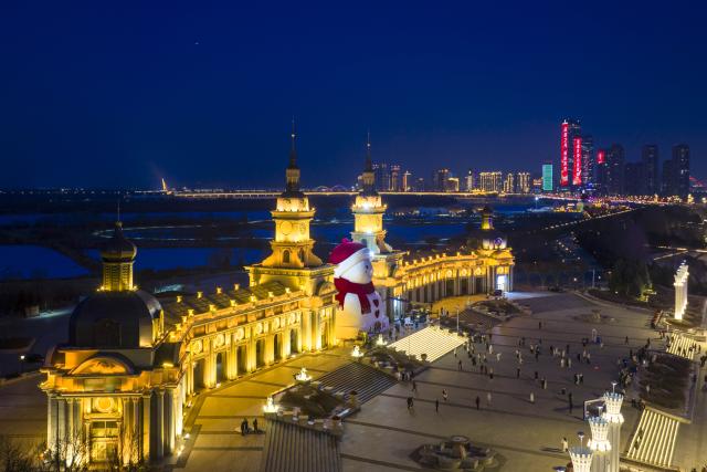 (251215) -- HARBIN, Dec. 15, 2025 (Xinhua) -- An aerial drone photo shows a giant snowman at the Qunli music park in Harbin, northeast China's Heilongjiang Province, Dec. 15, 2025. This year's giant snowman, 19 meters in height and made with some 3,000 cubic meters of snow, is one meter taller than that of last year. (Xinhua/Zhang Tao)