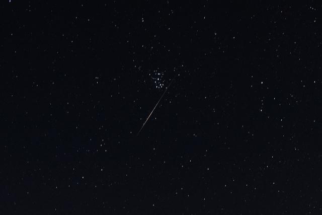 (251215) -- PUTTALAM, Dec. 15, 2025 (Xinhua) -- This photo taken on Dec. 15, 2025 shows the Geminid meteor shower in the sky over Puttalam, Sri Lanka. (Photo by Thilina Kaluthotage/Xinhua)