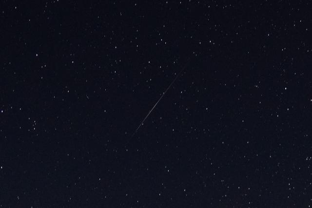 (251215) -- PUTTALAM, Dec. 15, 2025 (Xinhua) -- This photo taken on Dec. 15, 2025 shows the Geminid meteor shower in the sky over Puttalam, Sri Lanka. (Photo by Thilina Kaluthotage/Xinhua)