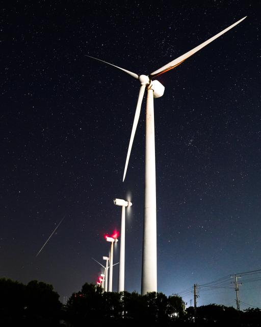 (251215) -- PUTTALAM, Dec. 15, 2025 (Xinhua) -- This photo taken on Dec. 15, 2025 shows the Geminid meteor shower in the sky over Puttalam, Sri Lanka. (Photo by Thilina Kaluthotage/Xinhua)