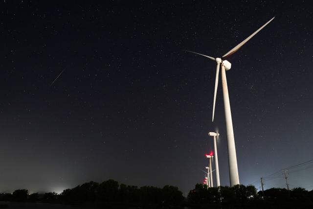 (251215) -- PUTTALAM, Dec. 15, 2025 (Xinhua) -- This photo taken on Dec. 15, 2025 shows the Geminid meteor shower in the sky over Puttalam, Sri Lanka. (Photo by Thilina Kaluthotage/Xinhua)