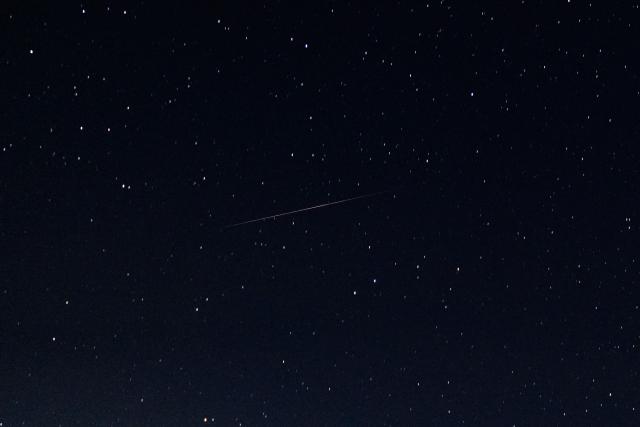(251215) -- PUTTALAM, Dec. 15, 2025 (Xinhua) -- This photo taken on Dec. 15, 2025 shows the Geminid meteor shower in the sky over Puttalam, Sri Lanka. (Photo by Thilina Kaluthotage/Xinhua)