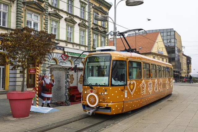 (251215) -- OSIJEK, Dec. 15, 2025 (Xinhua) -- This photo shows a decorated Christmas tram in Osijek, Croatia on Dec. 15, 2025. (Davor Javorovic/PIXSELL via Xinhua)