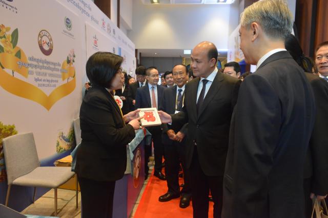 (251215) -- PHNOM PENH, Dec. 15, 2025 (Xinhua) -- Cambodian Deputy Prime Minister and Civil Service Minister Hun Many (2nd R) attends the 2025 "Silk Road People-to-people Connectivity" China-Cambodia Exchange Event in Phnom Penh, Cambodia on Dec. 15, 2025. The event was held here in the Cambodian capital on Monday, aiming to deepen exchanges and cooperation between the two countries' youth. (Photo by Phearum/Xinhua)