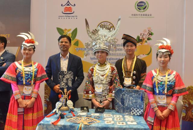 (251215) -- PHNOM PENH, Dec. 15, 2025 (Xinhua) -- This photo taken on Dec. 15, 2025 shows Chinese and Cambodian youth attending the 2025 "Silk Road People-to-people Connectivity" China-Cambodia Exchange Event in Phnom Penh, Cambodia. The event was held here in the Cambodian capital on Monday, aiming to deepen exchanges and cooperation between the two countries' youth. (Photo by Phearum/Xinhua)