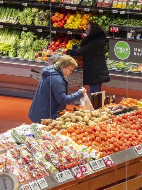 (251215) -- TORONTO, Dec. 15, 2025 (Xinhua) -- Customers shop for groceries at a supermarket in Toronto, Canada, on Dec. 15, 2025. Canada's Consumer Price Index (CPI) rose 2.2 percent year on year in November, matching the increase in October, Statistics Canada said on Monday. (Photo by Zou Zheng/Xinhua)