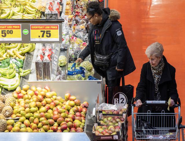 (251215) -- TORONTO, Dec. 15, 2025 (Xinhua) -- Customers shop for fruit at a supermarket in Toronto, Canada, on Dec. 15, 2025. Canada's Consumer Price Index (CPI) rose 2.2 percent year on year in November, matching the increase in October, Statistics Canada said on Monday. (Photo by Zou Zheng/Xinhua)